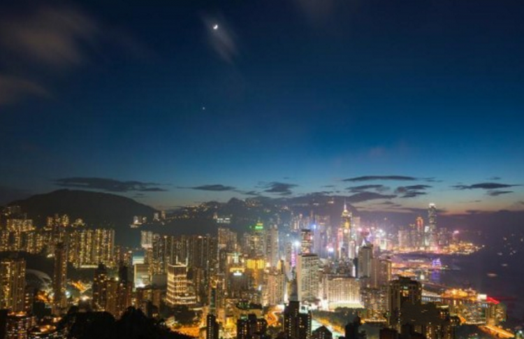 香港夜空双星伴月