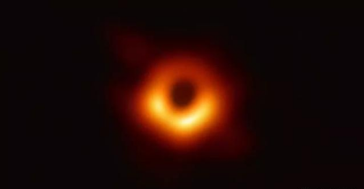 人类首张黑洞照片 