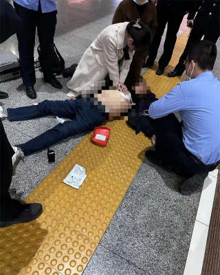高铁一旅客突然晕厥，“救命神器”AED立功