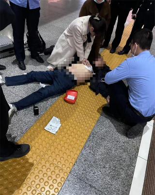 高铁一旅客突然晕厥,“救命神器”AED立功